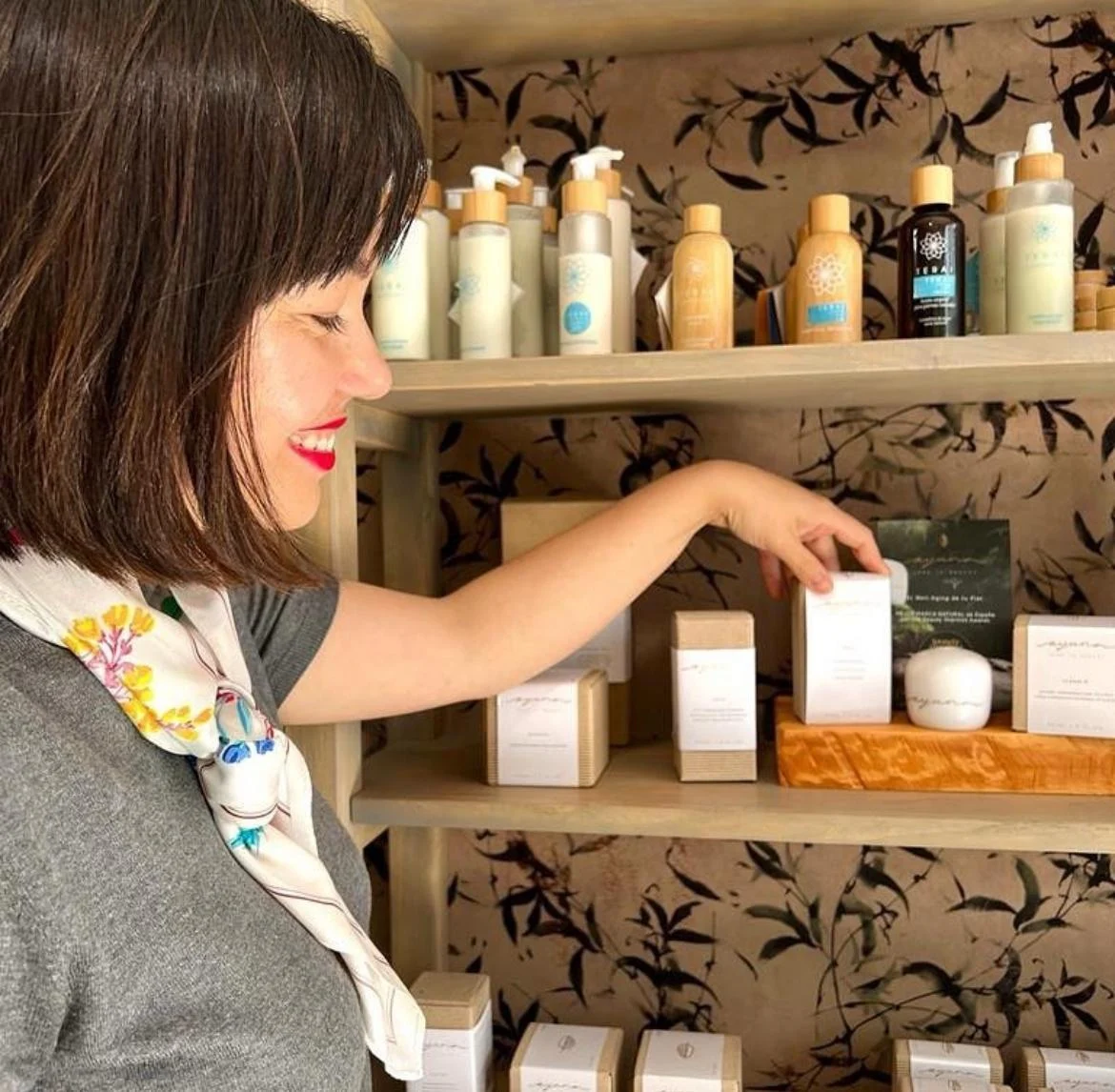 Esther Alonso seleccionando productos de cosmética orgánica en una estantería
